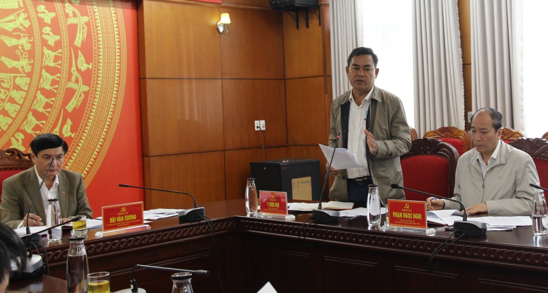 Phó Bí thư Tỉnh ủy, Chủ tịch HĐND tỉnh, Trưởng Đoàn ĐBQH tỉnh Y Biêr Niê đóng góp ý kiến tại cuộc họp.