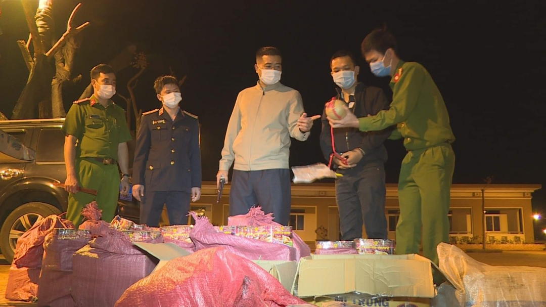 Lực lượng Công an huyện Ea H’leo kiểm tra tang vật trong vụ mua bán pháo trái phép của đối tượng Trần Mai Toàn.  (Ảnh: Công an huyện Ea H’leo cung cấp)
