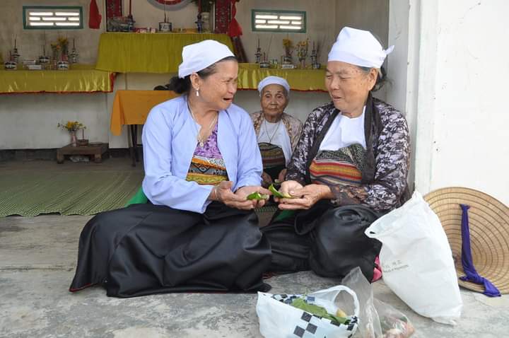 Các cụ bà ở thôn 6, xã Hòa Sơn (huyện Krông Bông) mời nhau dùng trầu.  Ảnh: Ngọc Sơn