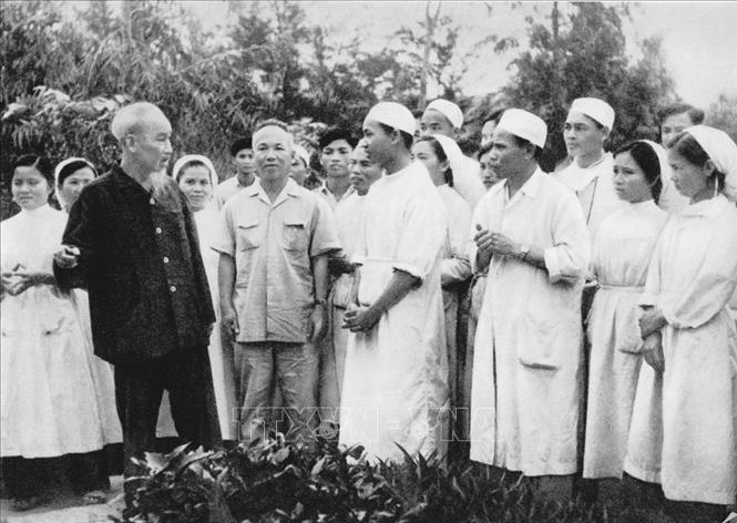 Chủ tịch Hồ Chí Minh thăm Bệnh xá Vân Đình tỉnh Hà Tây tháng 4-1963. Ảnh tư liệu
