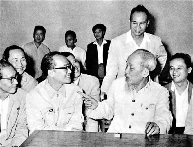 Bác Hồ nói chuyện thân mật với GS, bác sĩ Trần Hữu Tước - người sáng lập và xây dựng ngành Tai - Mũi - Họng Việt Nam và các trí thức ngành y (tháng 3-1964). Ảnh: Tư liệu TTXVN