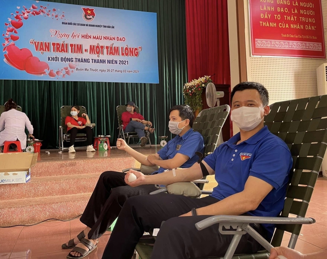 Đoàn viên thanh niên tham gia hiến máu