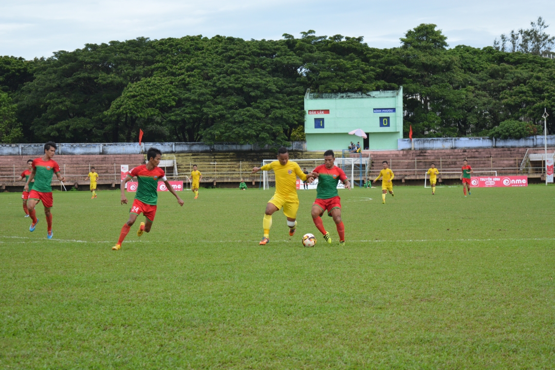 Các cầu thủ Đắk Lắk (áo vàng) thi đấu ở mùa giải 2020 trong trận gặp Bình Phước.