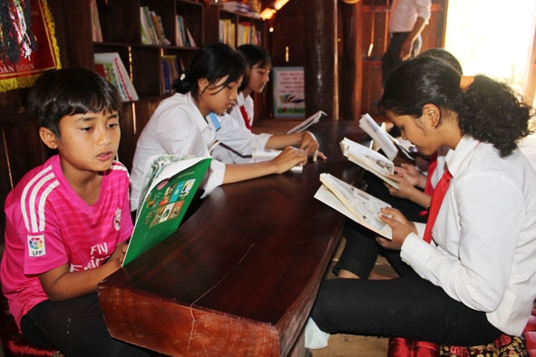 Học sinh  Trường THCS  Y Ngông Niê Kdăm  đọc sách  tại Nhà Truyền thống - Thư viện của trường.   