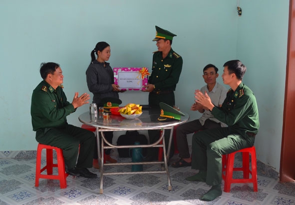 Cán bộ BĐBP tỉnh trao quà tặng gia đình chị Hồ Thị Cẩm Tiên (thôn Án, xã Ia Lốp) về nhà mới. 
