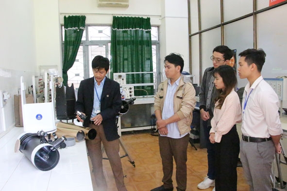 Giảng viên Lê Minh Tân hướng dẫn sinh viên lắp đặt kính thiên văn. 