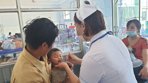 Cán bộ y tế Trung tâm Y tế huyện Cư M’gar chăm sóc bệnh nhân.    Ảnh: Quang Nhật