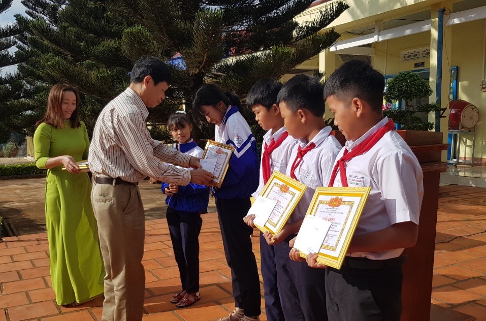 Trưởng phòng GD-ĐT huyện Cư M’gar Lê Hữu Quynh trao Giấy khen tặng các em học sinh có hành động đẹp.
