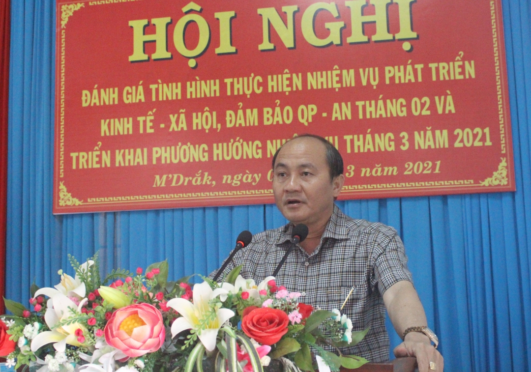 Chủ tịch UBND huyện MDr ắk Phạm Ngọc Thạch phát biểu tại hội nghị.