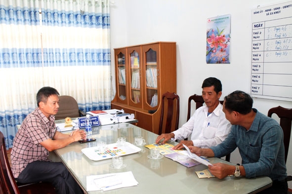 Cán bộ BHXH huyện tuyên truyền, vận động cán bộ không chuyên trách xã Ea Kmút tham gia BHXH tự nguyện.