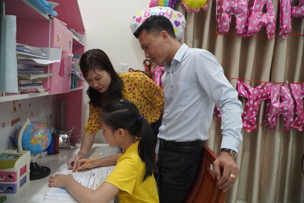 Gia đình anh Đỗ Văn Thành Quốc, phường Tự An (TP. Buôn Ma Thuột) dành nhiều thời gian hướng dẫn con học tập. 