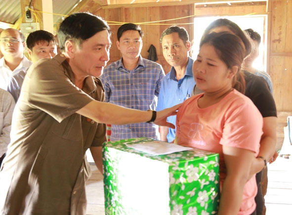 Bí thư Tỉnh ủy Bùi Văn Cường thăm hỏi người dân xã Krông Jing, huyện M’Drắk bị thiệt hại do ảnh hưởng của bão số 9 năm 2020.  Ảnh: Hồng Chuyên