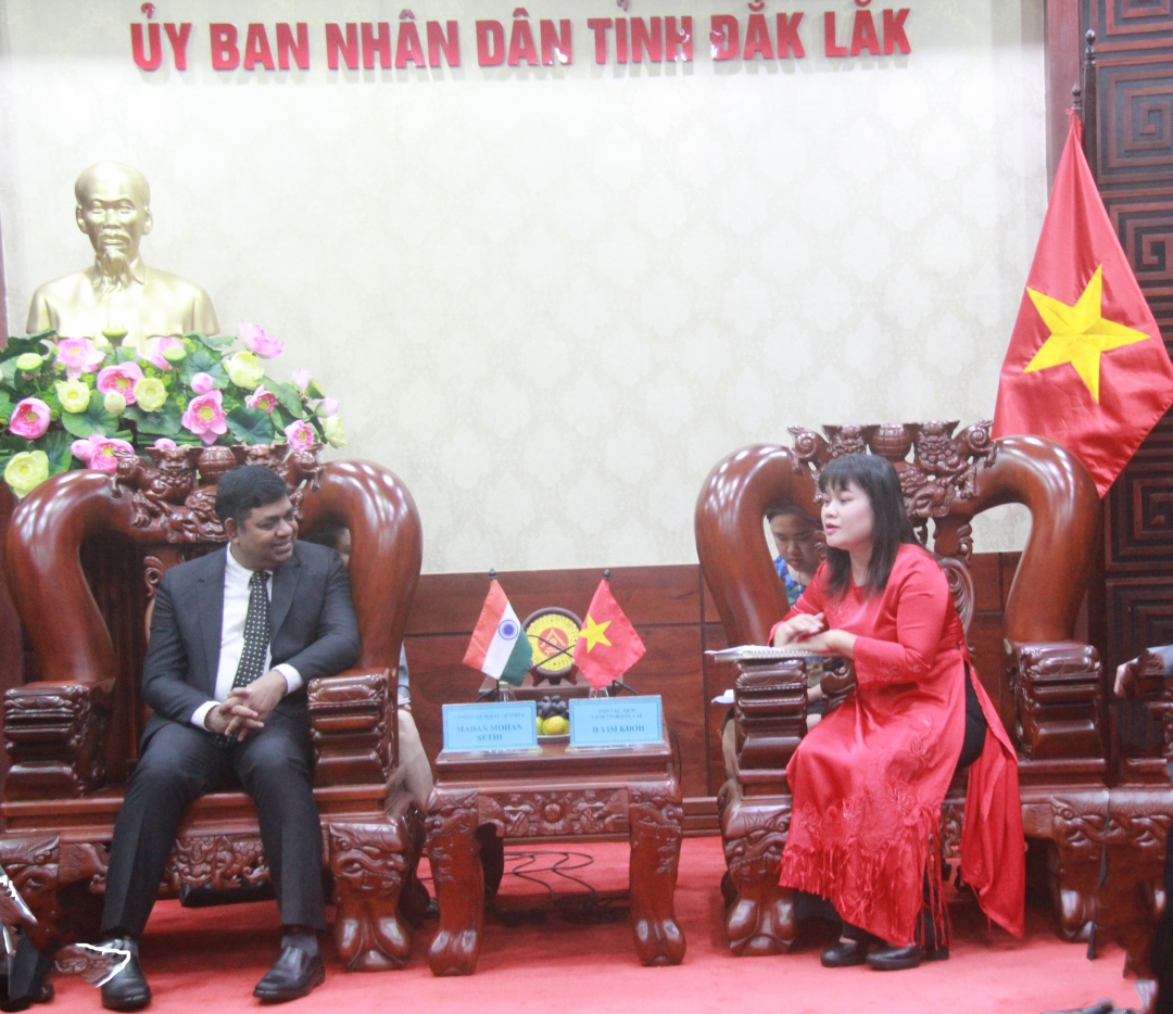 Phó Chủ tịch UBND tỉnh H’Yim Kđoh và Tổng Lãnh sự quán Ấn Độ tại TP. Hồ Chí Minh tại buổi làm việc