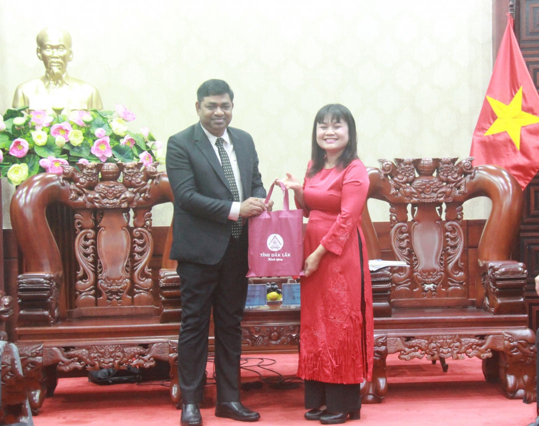 Lãnh đạo tỉnh Đắk Lắk tặng quả đặc sản của địa phương cho Tổng lãnh sự