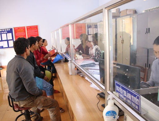 Người dân giao dịch thủ tục hành chính tại bộ phận Một cửa của UBND xã Pơng Drang.  