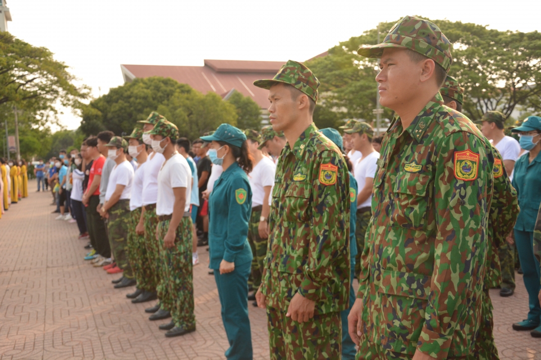 Cán bộ, chiến sĩ lực lượng vũ trang dự Lễ phát động.