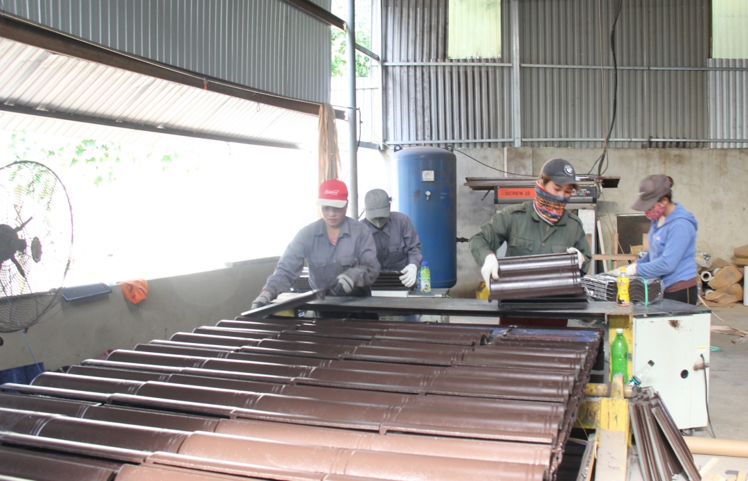 Ngói màu Kata của Công ty TNHH Sản xuất và thương mại Hoàng Thụ (huyện Ea Kar) là sản phẩm công nghiệp nông thôn tiêu biểu năm 2019