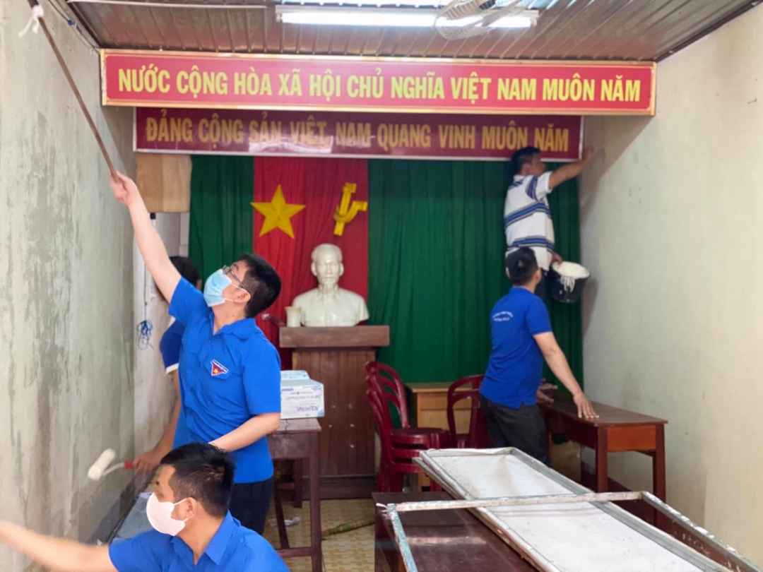 Đoàn viên thanh niên phường Thắng Lợi (TP. Buôn Ma Thuột) sơn sửa lại hội trường tổ dân phố chuẩn bị cho công tác bầu cử