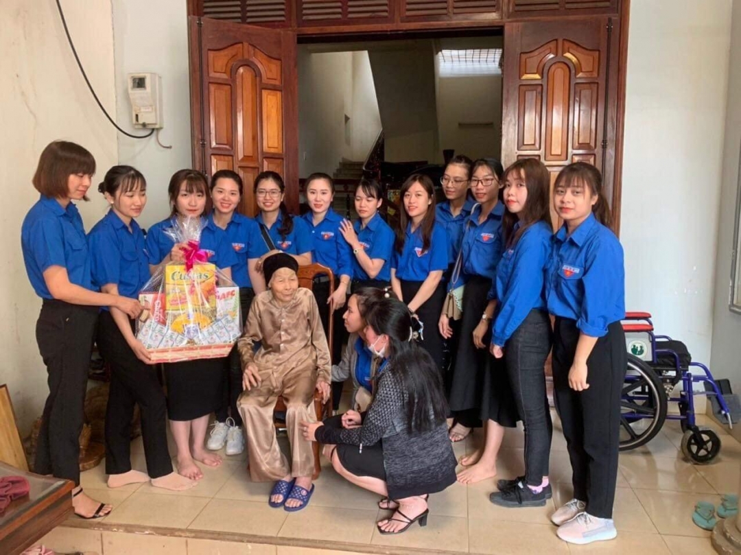 Đoàn phường Tân Lợi (TP. Buôn Ma Thuột) tổ chức thăm hỏi, tặng quà Mẹ Việt Nam Anh hùng