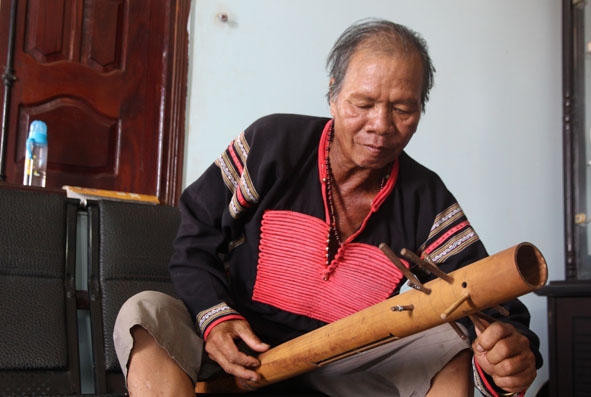 Ở tuổi ngoài 70, nghệ nhân Y Wang Hwing (buôn Triă, xã Ea Tul, huyện Cư M’gar) vẫn say mê  chế tác và trình diễn nhạc cụ dân tộc Êđê. Ảnh: Hữu Hùng