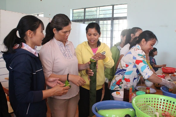 Phụ nữ huyện Lắk tham gia khóa học nghề nấu ăn.