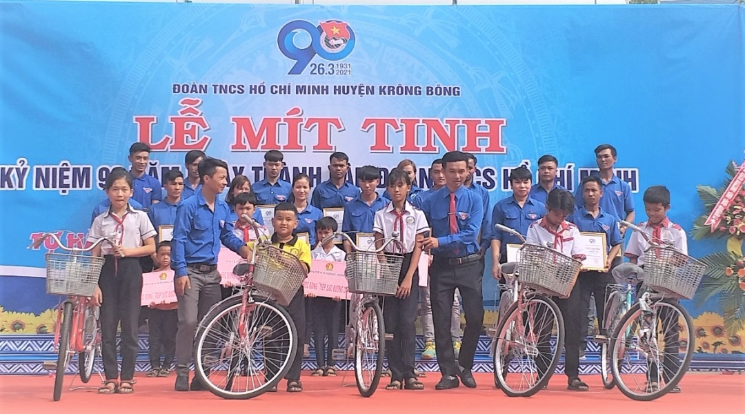 Hội đồng Đội huyện Krông Bông tặng 5 xe đạp cho các em học sinh có hoàn cảnh khó khăn vươn lên trong học tập.