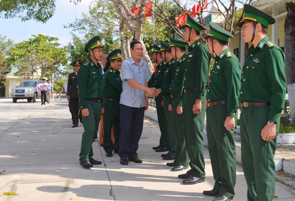 Đồng chí Võ Văn Cảnh, Phó Chủ tịch UBND tỉnh Đắk Lắk đến thăm cán bộ, chiến sĩ Đồn Biên phòng Bo Heng. 