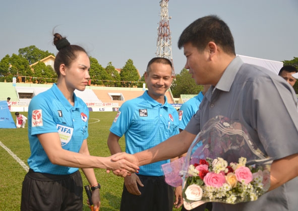 Trợ lý trọng tài Hà Thị Phượng nhận hoa, chúc mừng trước trận đấu.