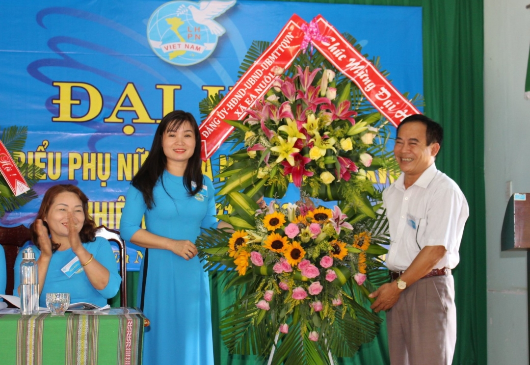 Đảng ủy xã Ea Nuôl tặng hoa chúc mừng đại hội.