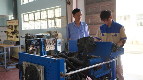 Giáo viên Trường Cao đẳng Kỹ thuật Đắk Lắk hướng dẫn sinh viên thực hành.   