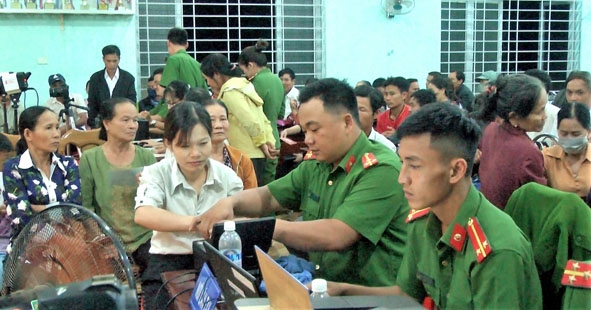 Đội Cảnh sát quản lý hành chính về trật tự xã hội, Công an huyện Ea Kar thu nhận hồ sơ cấp căn cước công dân lưu động ban đêm tại xã Ea Kmút.