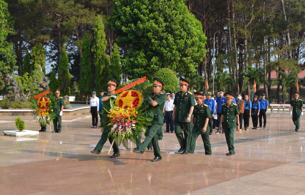 Các đoàn đại biểu dâng hoa tưởng nhớ anh hùng liệt sĩ