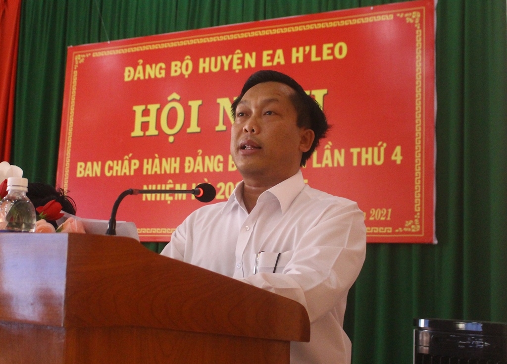 Bí thư Huyện ủy Ea H'leo Bun Thó Lào phát biểu tại hội nghị.