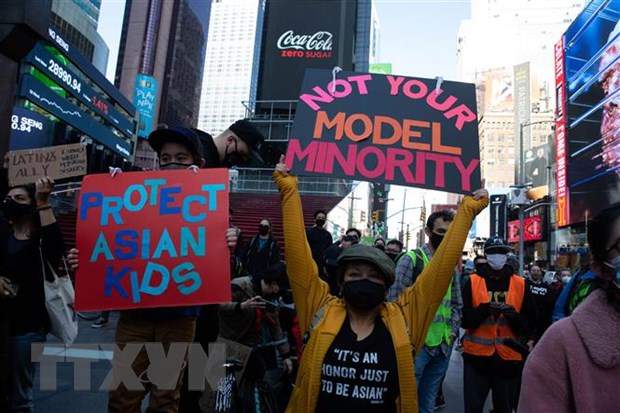 Người dân tuần hành biểu thị tình yêu cầu đoàn kết với người Mỹ gốc châu Á tại New York (Mỹ) ngày 20-3. Ảnh: THX/TTXVN