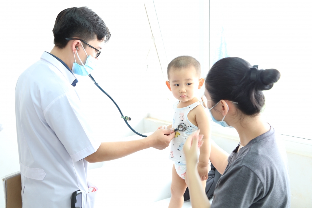 Trẻ mắc bệnh thủy đậu được bác sĩ thăm khám tại Bệnh viện Đa khoa vùng Tây Nguyên.