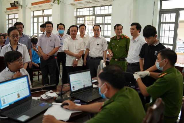 Đại diện Huyện ủy, UBND huyện Krông Pắc thăm hỏi người dân và cán bộ chiến sí công an khi thực hiện thủ tục cấp thẻ Căn cước công dân cho công dân trên địa bàn