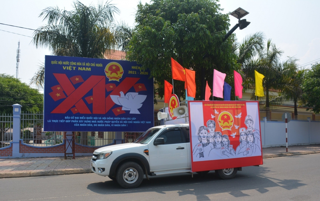 Xe loa tuyên truyền về công tác bầu cử ở thị trấn Krông Kmar (huyện Krông Bông).