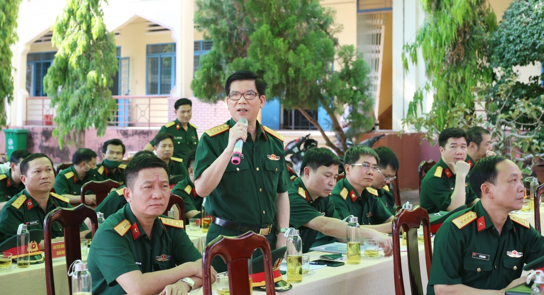 Đại diện Ban Tuyển sinh Quân sự Bộ Quốc phòng giải đáp các câu hỏi của học sinh. 