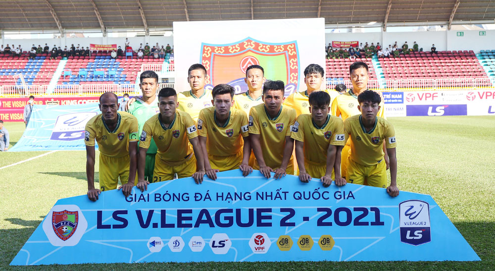 Hậu vệ Danh Lương Thực (thứ nhất từ trái sang, hàng dưới) góp một bàn thắng trong trận Đắk Lắk thắng An Giang 2-1.