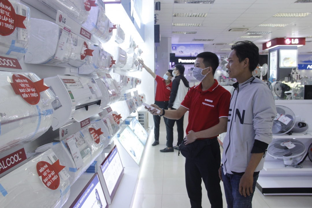 Khách chọn mua hàng điện lạnh tại Công ty TNHH MTV Nguyễn Kim Buôn Ma Thuột. 