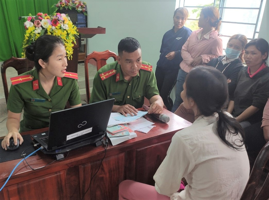 Lực lượng Công an huyện thực hiện cấp thẻ căn cước công dân lưu động tại xã Dang Kang.