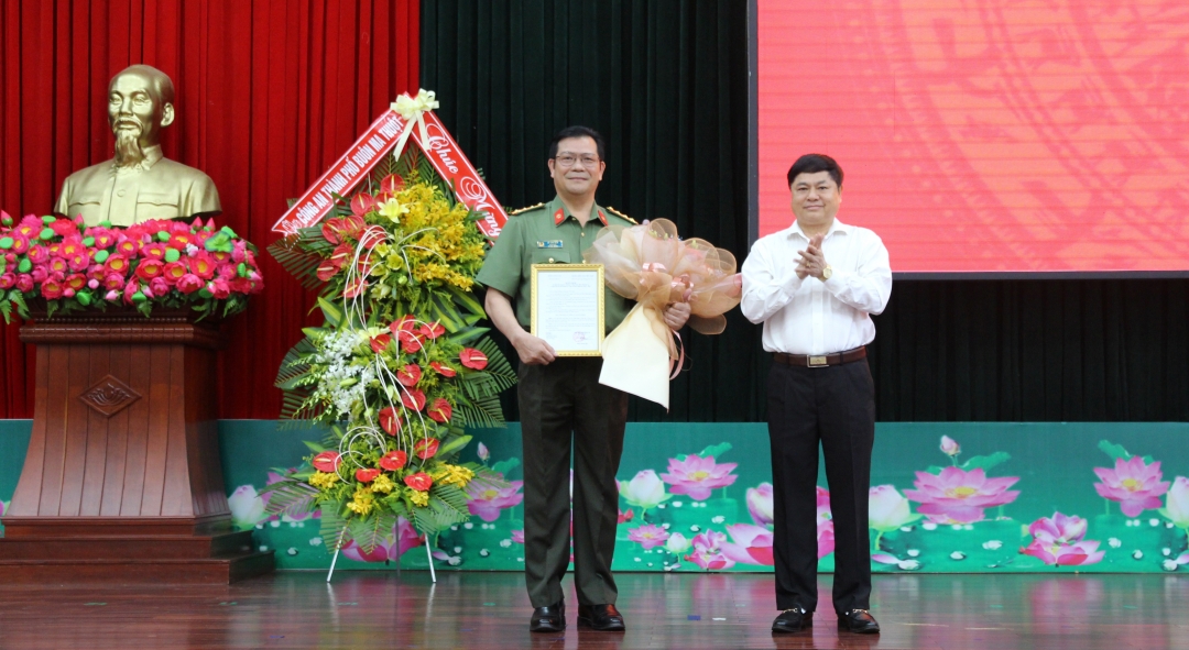 Phó Bí thư Thường trực Tỉnh ủy Phạm Minh Tấn trao quyết định, tặng hoa chúc mừng đồng chí Lê Vinh Quy. 