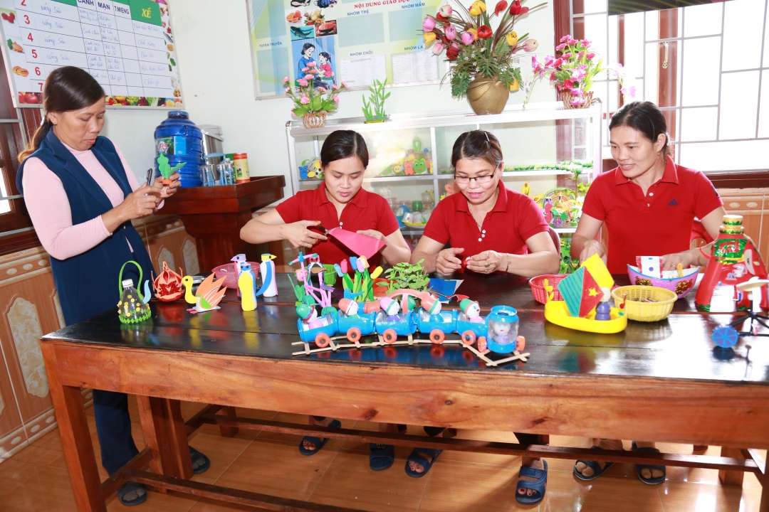 Các cô giáo Trường Mầm non 18/4 đang làm đồ chơi cho trẻ từ các vật liệu tái chế. 