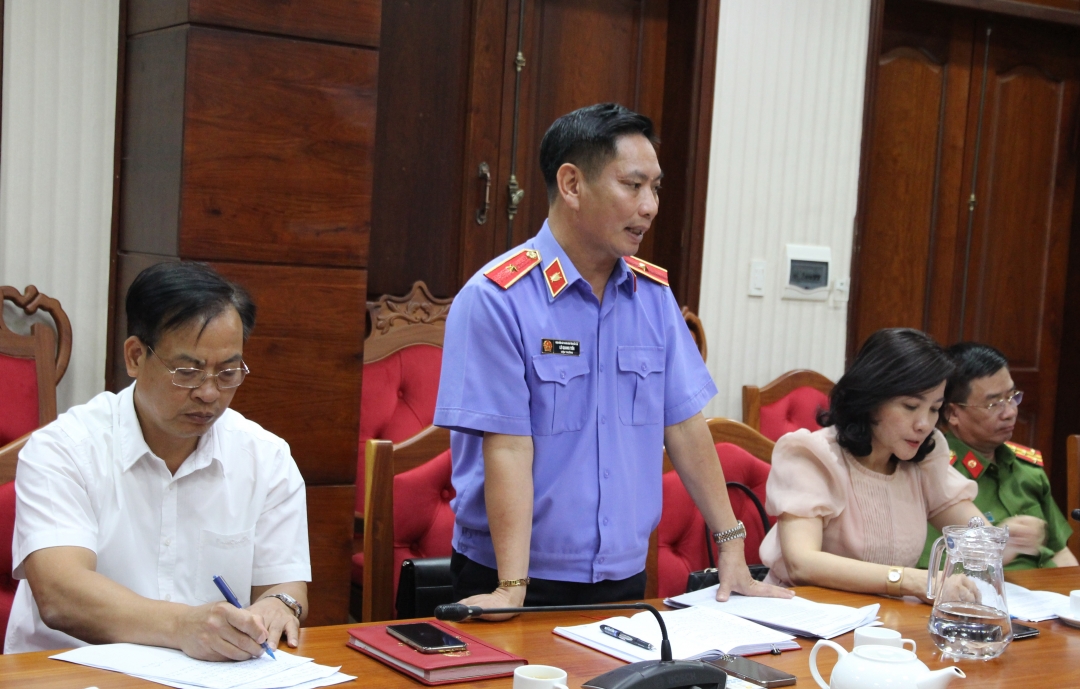 Viện trưởng Viện KSND tỉnh Lê Quang Tiến giải trình một số nội dung tại cuộc họp.  