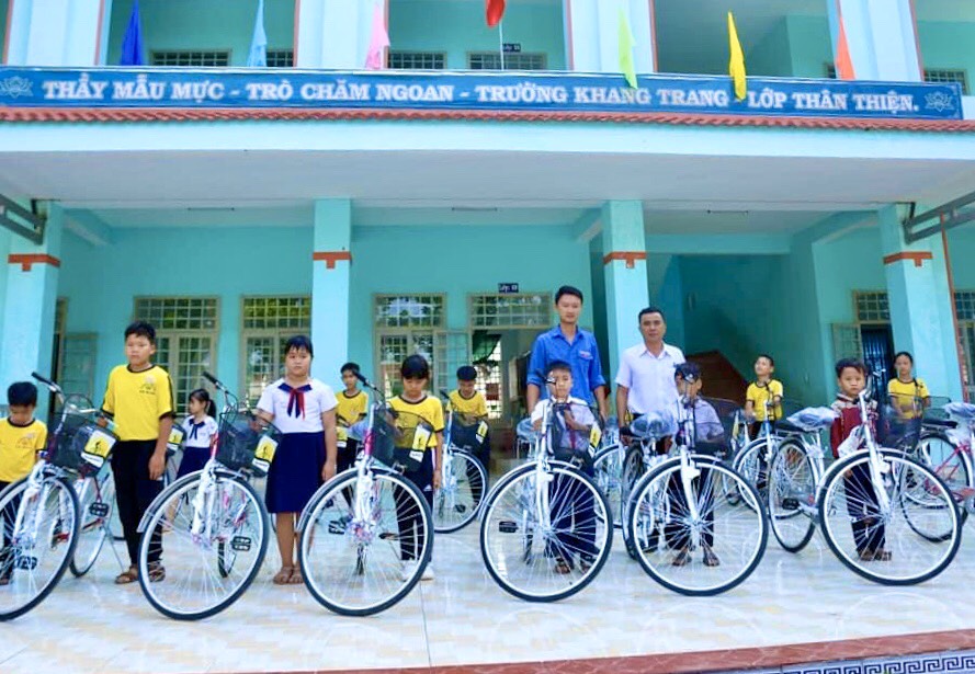 Tặng 26 xe đạp cho học sinh Trường Tiểu học Ea Bung và Trường THCS Ea Bung 