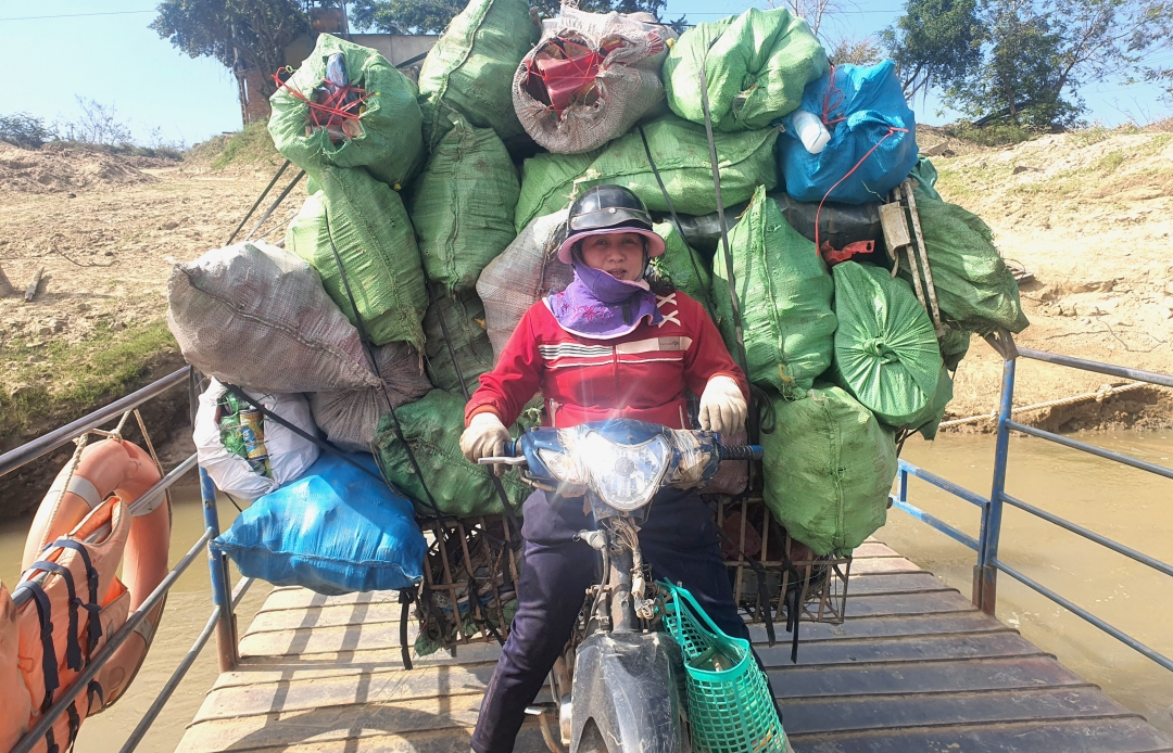 Chị Anh (ở thôn 6, xã Hòa Sơn) hằng ngày sang tận xã Vụ Bổn (huyện Krông Pắc) để thu mua phế liệu.   
