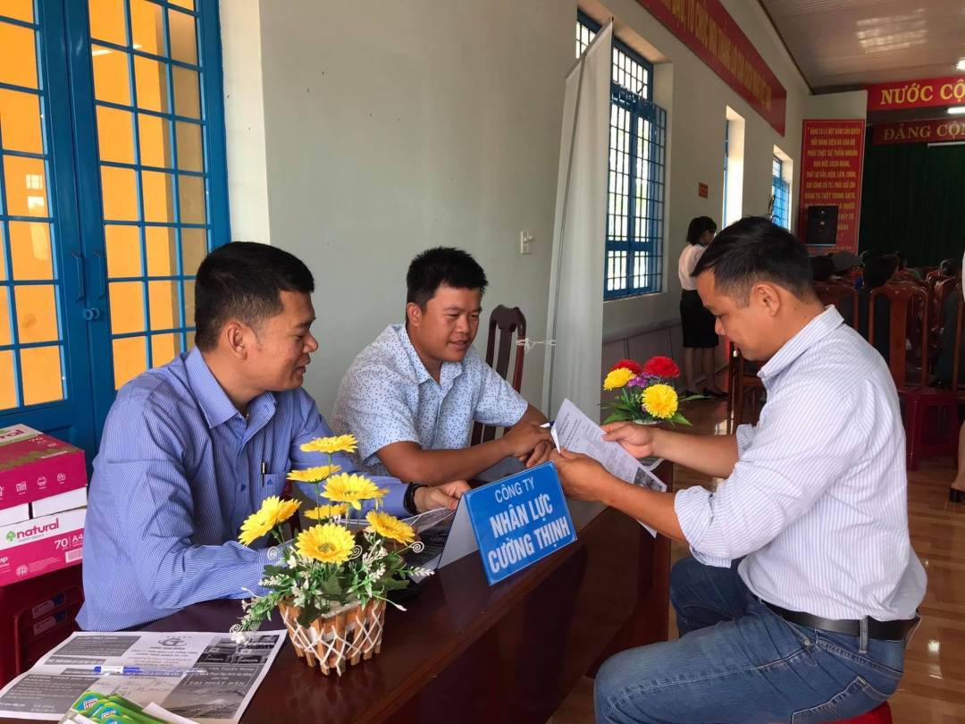 Doanh nghiệp thực hiện nhiệm vụ trực tiếp tại phiên giao dịch ở UBND xã Hòa Tiến