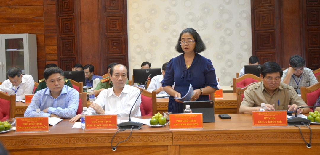 Chủ tịch Ủy ban MTTQ Việt Nam tỉnh H''Kim Hoa Byă trả lời các vấn đề Đoàn công tác quan tâm.