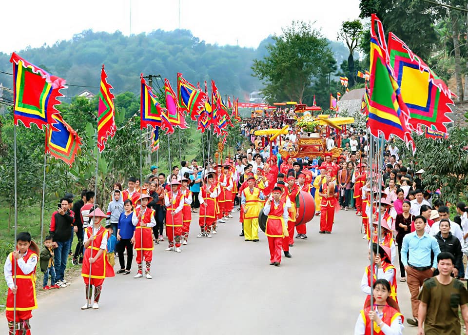 Lễ hội  trên vùng  đất Tổ,  gắn với  tín ngưỡng thờ cúng Hùng Vương.  