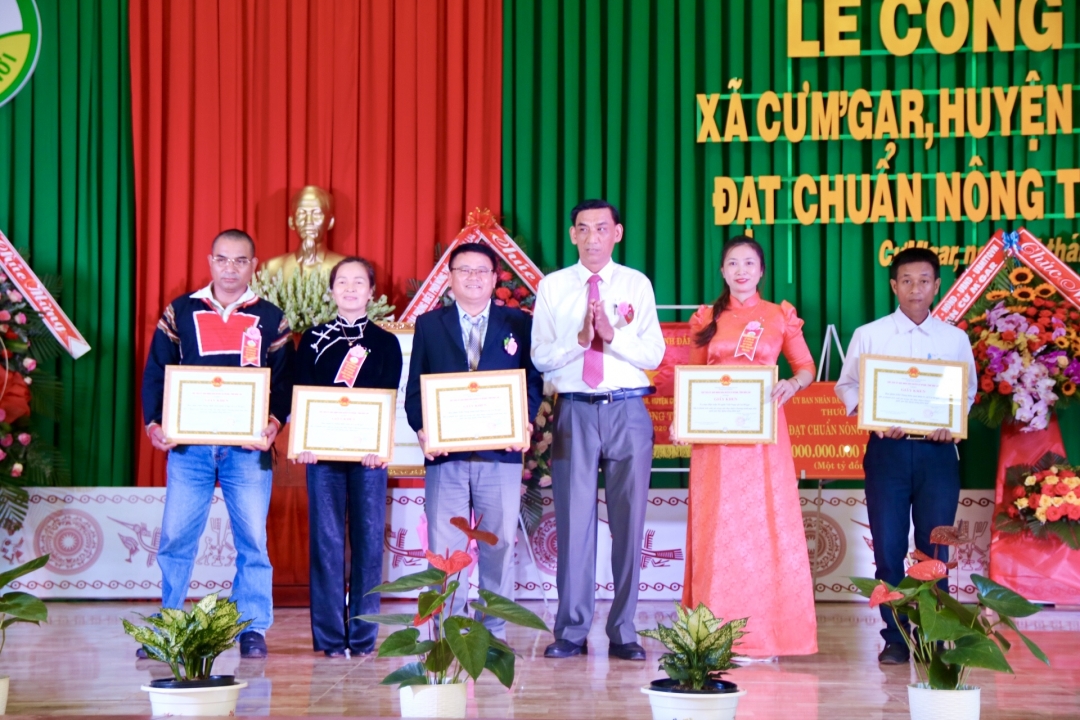 Các tập thể vinh dự nhận giấy khen của UBND huyện Cư M’gar 